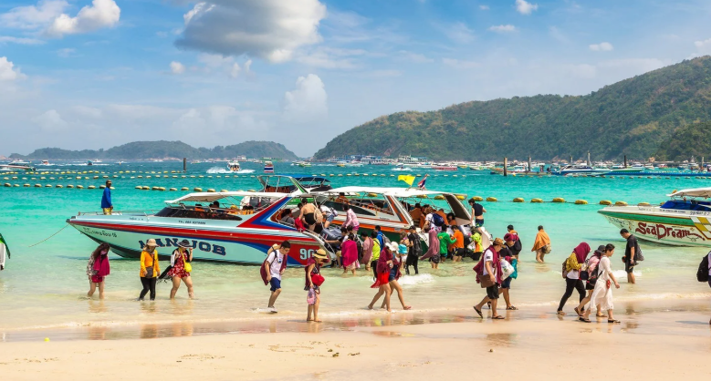 Koh Larn Packed with Tourists During the Long Weekend